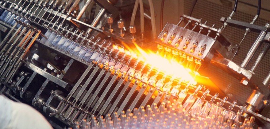 Ampoule filling and flame-sealing line running inside a sterile pharmaceutical production area